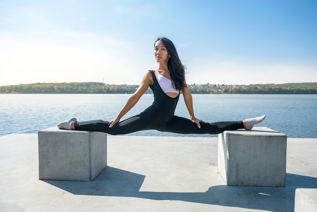 Bella donna che fa spaccatura in una calda giornata estiva sport stile di vita attivo concetto