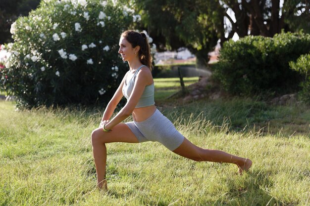 Bella donna che fa yoga nel parco mattutino Stile di vita sano concezione all'aperto Sport Donna natura ritratto facendo esercizi Stile di vita sano