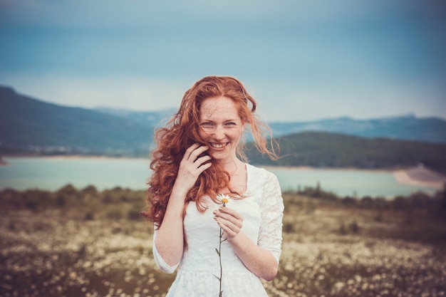 Bella donna che gode del campo, concetto di armonia