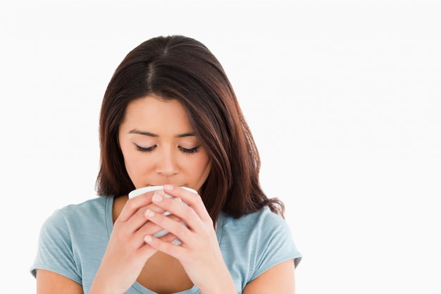 Bella donna che gode di una tazza di caffè