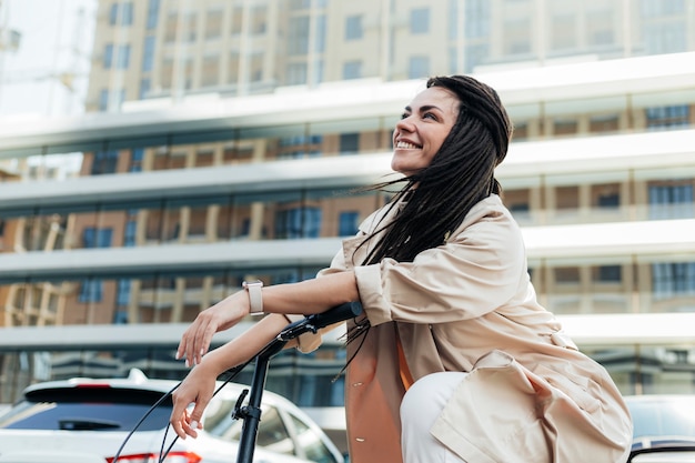 Bella donna che guida bici ecologica