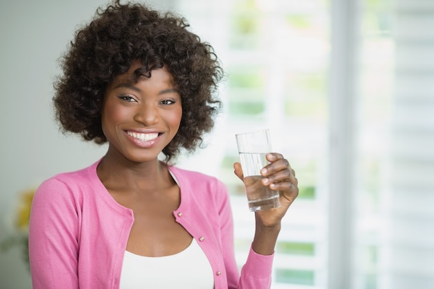 Bella donna che ha un bicchiere d'acqua