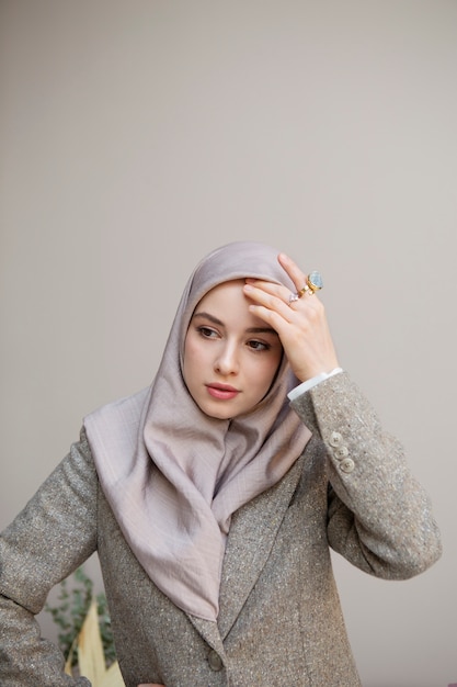 Bella donna che indossa l'hijab