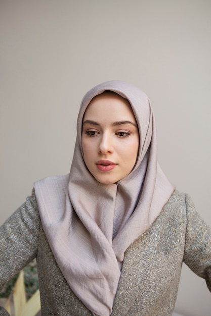 Bella donna che indossa l'hijab