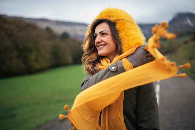 Bella donna che indossa la sciarpa. concetto di inverno.