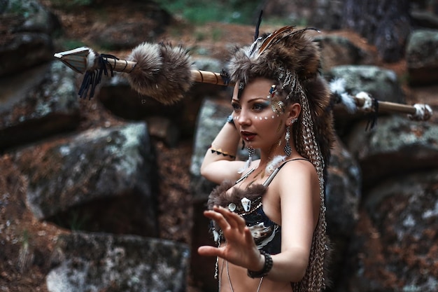 Bella donna che indossa un costume