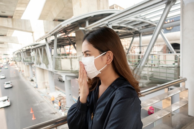 Bella donna che indossa una maschera antipolvere