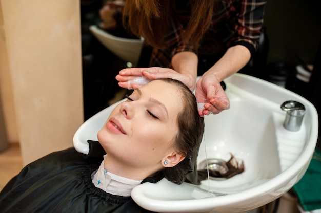 Bella donna che lava i capelli.