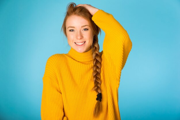 Bella donna che posa sulla parete blu