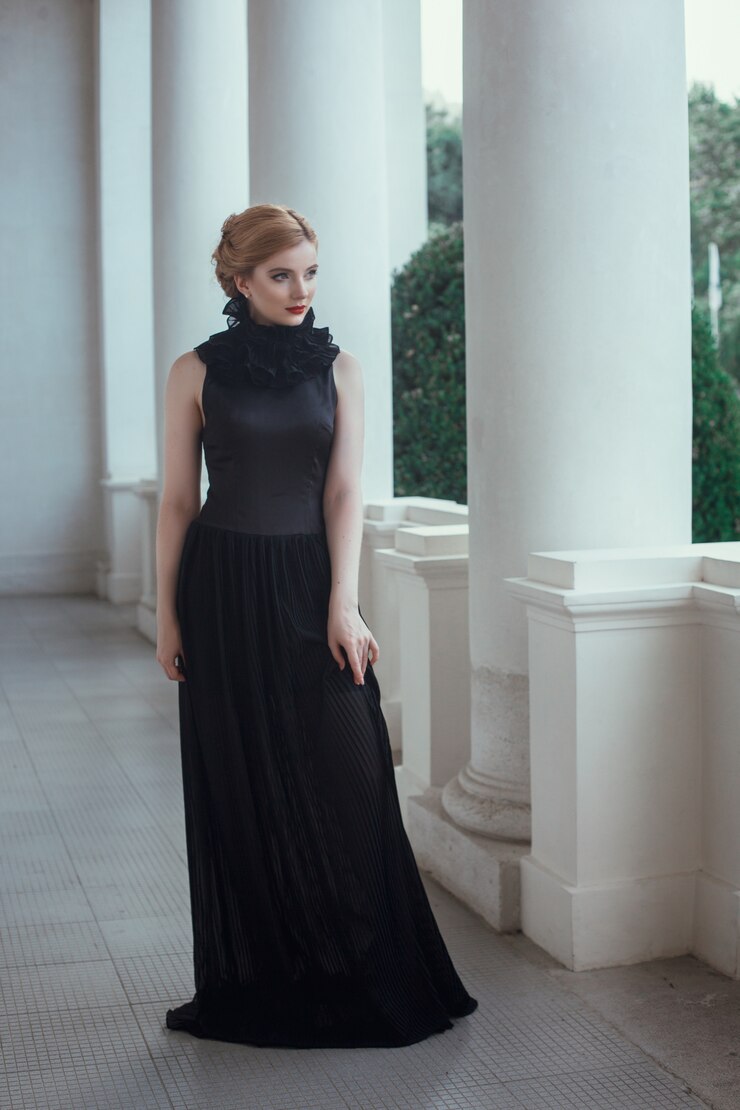 Foto bella donna che posa vestito lungo in livadia