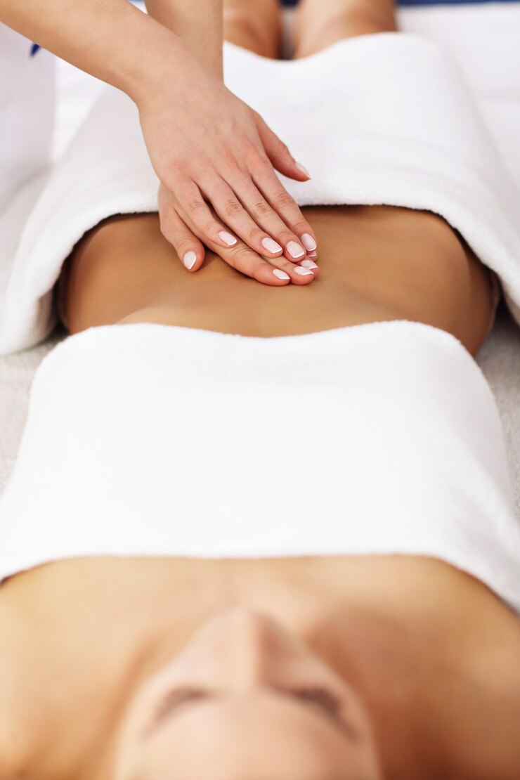 bella donna che riceve un massaggio nella spa