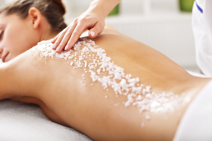 bella donna che riceve un trattamento esfoliante nella spa