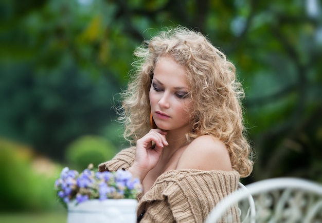 Bella donna che riposa nel giardino