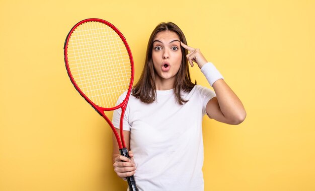 Bella donna che sembra sorpresa, realizzando un nuovo pensiero, idea o concetto. concetto di tennista