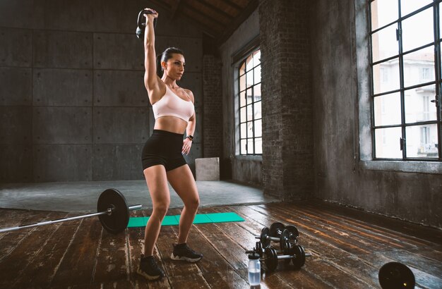 Bella donna che si allena e fa un allenamento funzionale in palestra