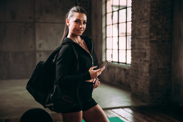 Bella donna che si allena e fa un allenamento funzionale in palestra