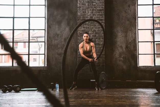 Bella donna che si allena e fa un allenamento funzionale in palestra