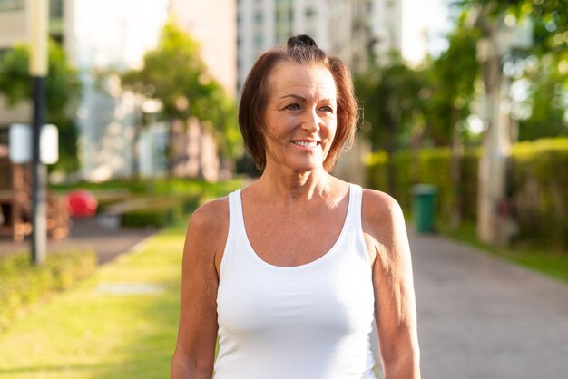 Bella donna che si esercita e cammina all'aperto pronta per il jogging