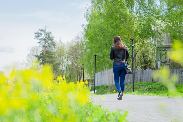 bella donna che si gode la natura in una bella giornata di primavera