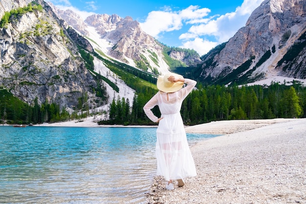 Bella donna che si rilassa e si gode la vista delle Alpi dolomitiche