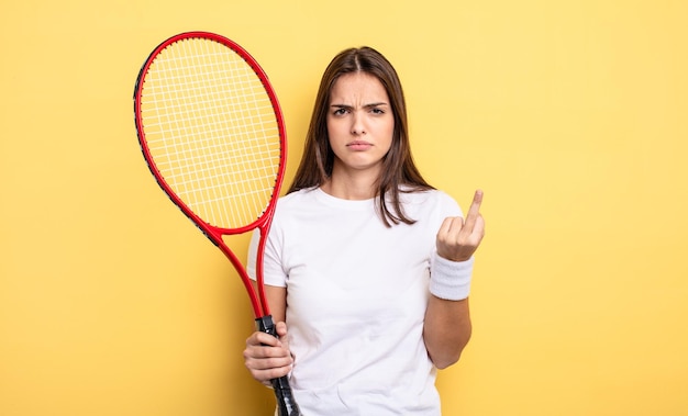 Bella donna che si sente arrabbiato, infastidito, ribelle e aggressivo concetto di giocatore di tennis