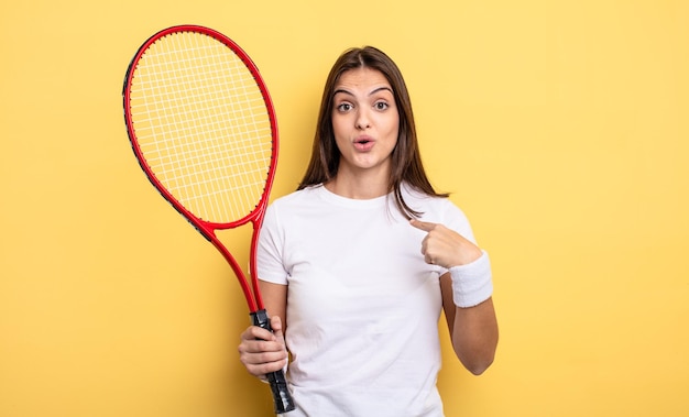 Bella donna che si sente felice e indica se stessa con un concetto di tennista eccitato