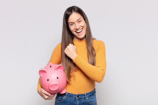 Bella donna che si sente felice, positiva e di successo, motivata quando affronta una sfida o celebra buoni risultati