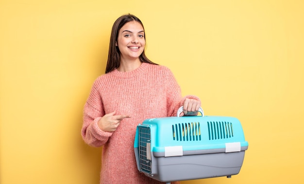 Bella donna che sorride allegramente, si sente felice e indica il lato. concetto di trasportino