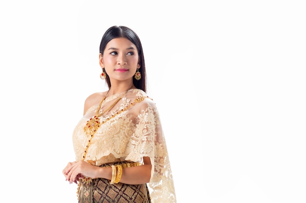 Bella donna che sorride in costume tradizionale nazionale della Tailandia. Isolato