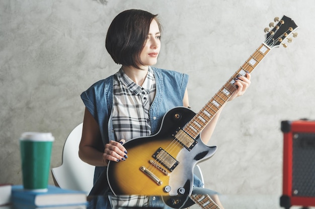 Bella donna che suona la chitarra