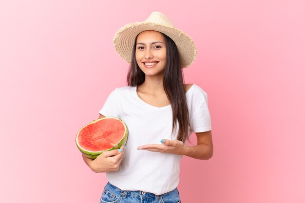 bella donna che tiene una fetta di cocomero