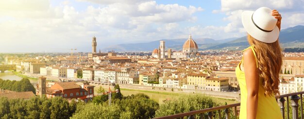 Bella donna che viaggia in città