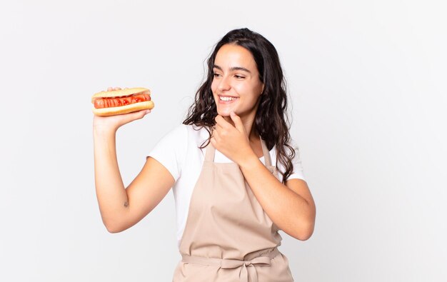 bella donna chef con un hot dog