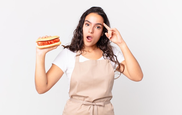 bella donna chef con un hot dog