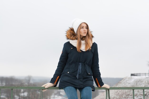 Bella donna con abiti invernali fuori