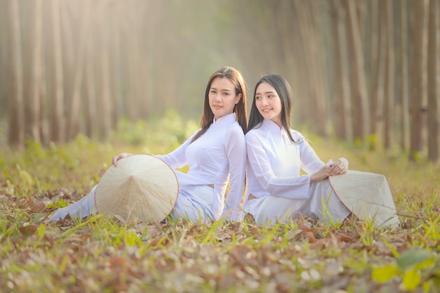 Bella donna con abito tradizionale cultura vietnamita, costume tradizionale, stile vintage, Vietnam