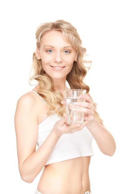 bella donna con bicchiere d'acqua su bianco
