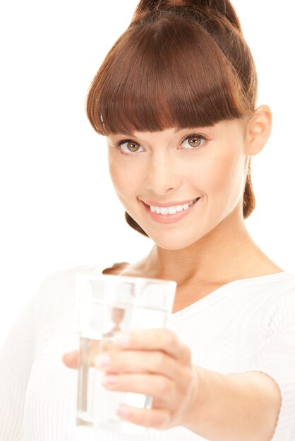 bella donna con bicchiere d'acqua su bianco