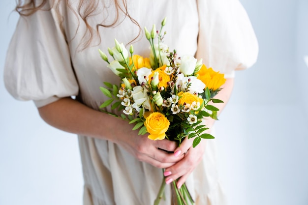 bella donna con bouquet di fiori gialli primaverili primavera e concetto di bellezza