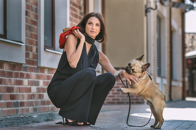 Bella donna con cane sulla strada