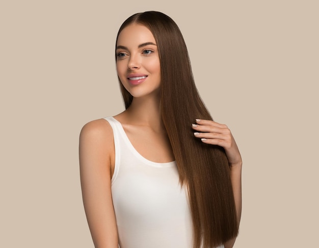 Bella donna con capelli lisci lunghi sani bellezza naturale stile casual. Colore di sfondo marrone