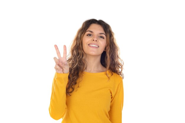 Bella donna con capelli ondulati isolati su un bianco