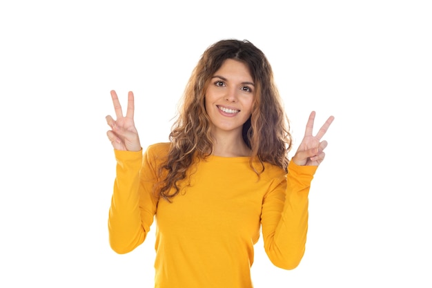 Bella donna con capelli ondulati isolati su un bianco