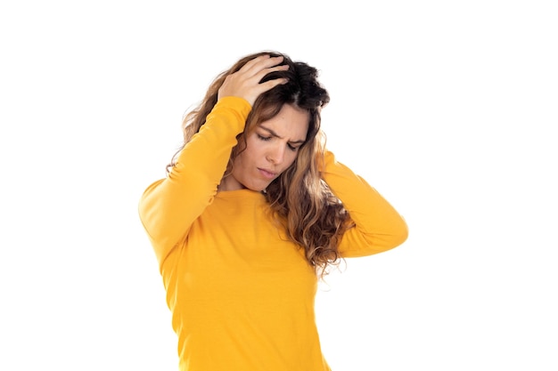 Bella donna con capelli ondulati isolati su un bianco