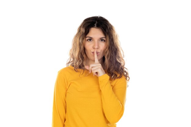 Bella donna con capelli ondulati isolati su un bianco