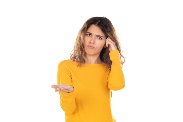 Bella donna con capelli ondulati isolati su un bianco