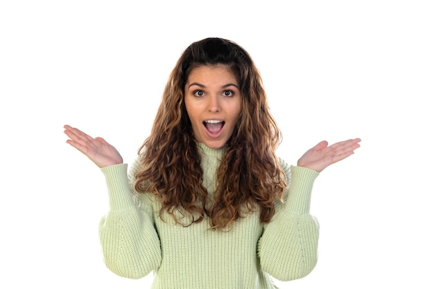 Bella donna con capelli ondulati isolato su un muro bianco