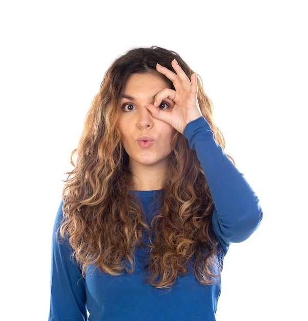 Bella donna con capelli ondulati isolato su uno sfondo bianco