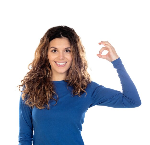 Bella donna con capelli ondulati isolato su uno sfondo bianco