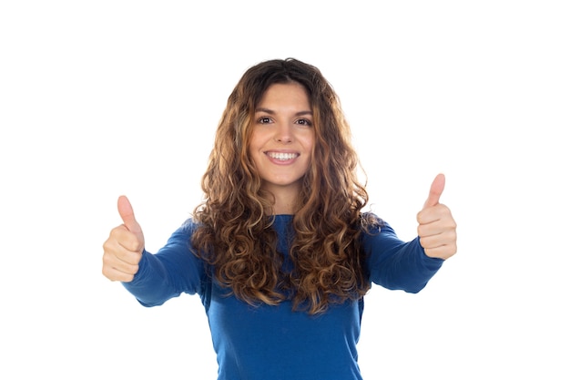 Bella donna con capelli ondulati isolato su uno sfondo bianco